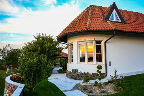 Mackat Villa | Villa Mira