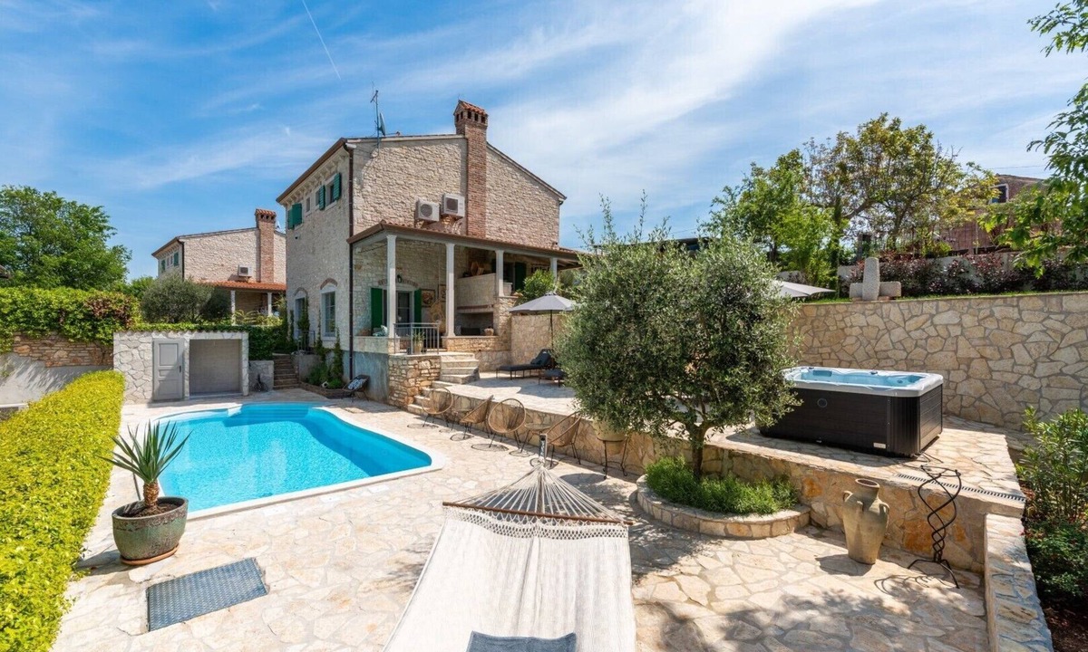 Baldasi Villa | Villa Momento – The Istrian Escape Elegant villa with private pool and jacuzzi surrounded by peaceful Istrian nature.