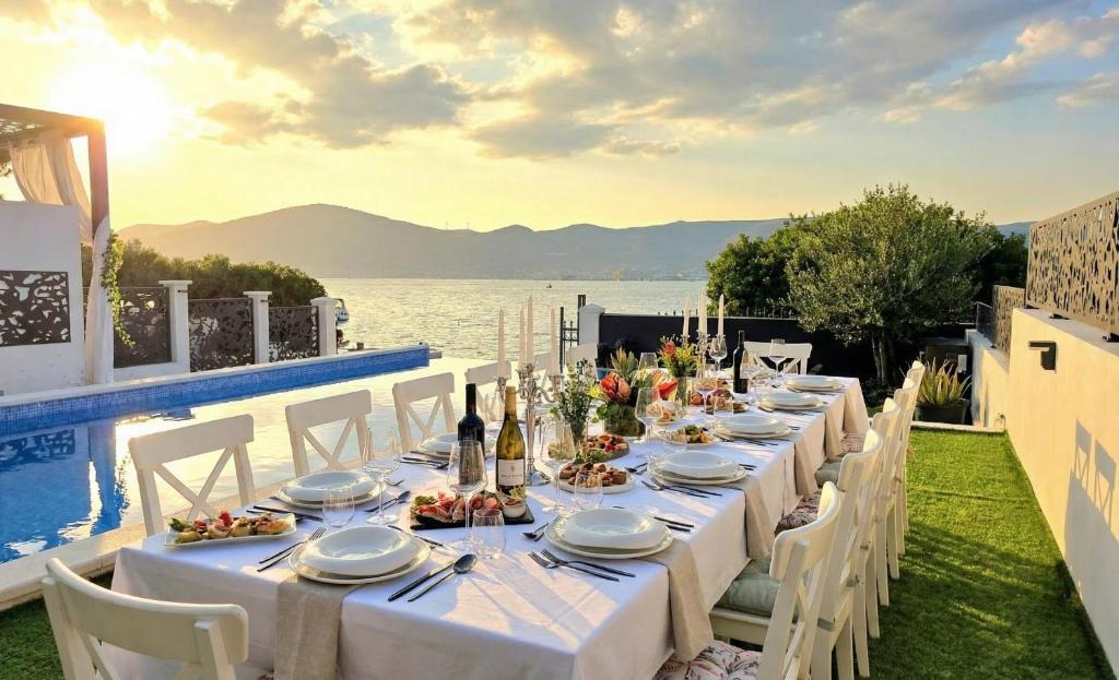 Okrug Gornji Villa | Villa Palace Al Nera seafront 2 Pools