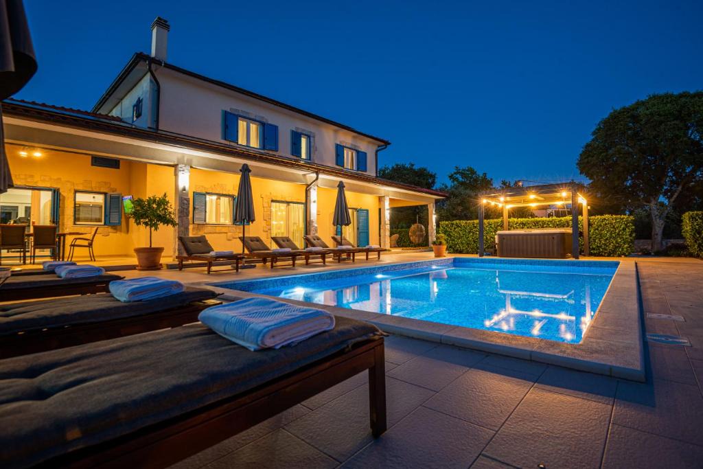 Drnis Villa | Villa Romansa Miljevci with private tennis court, heated pool, Jacuzzi and sauna
