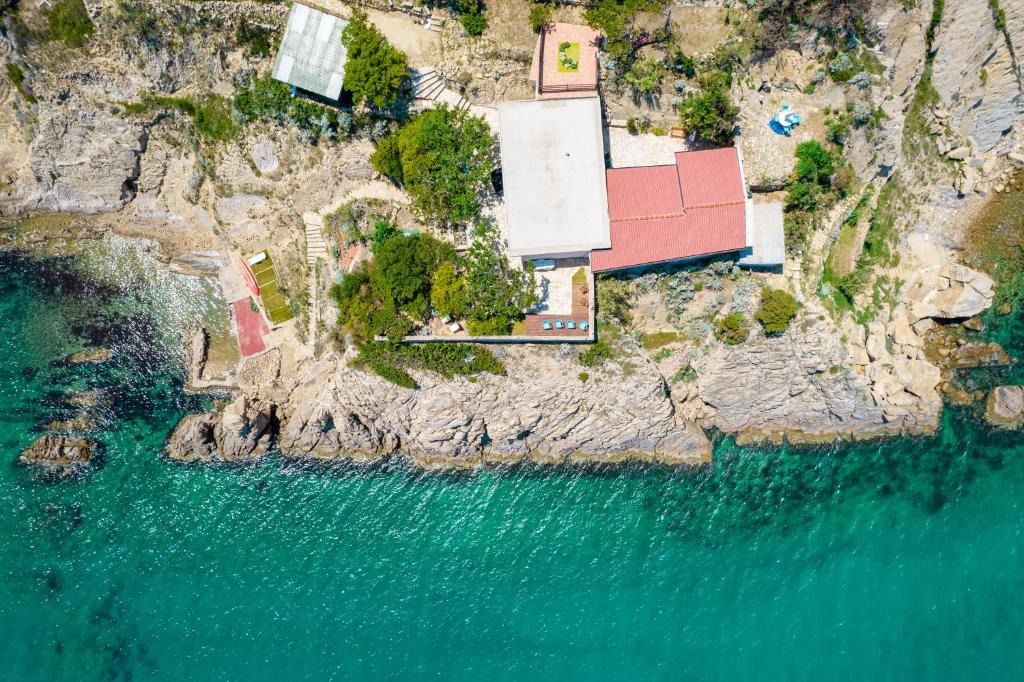 Bosana Villa | Villa Sortis privacy & boat