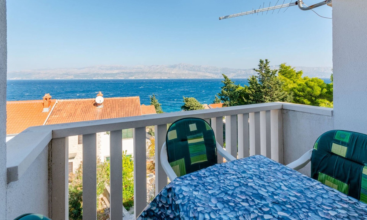 Splitska Apartment | Villa Stella - Two Bedroom Apartment with Balcony and Sea View (Marilena)