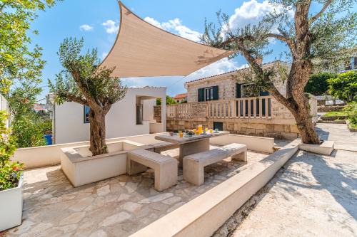 Supetar House | Villa & Studio Luke, Luxe accommodatie, unieke locatie bij de mooiste zandbaai