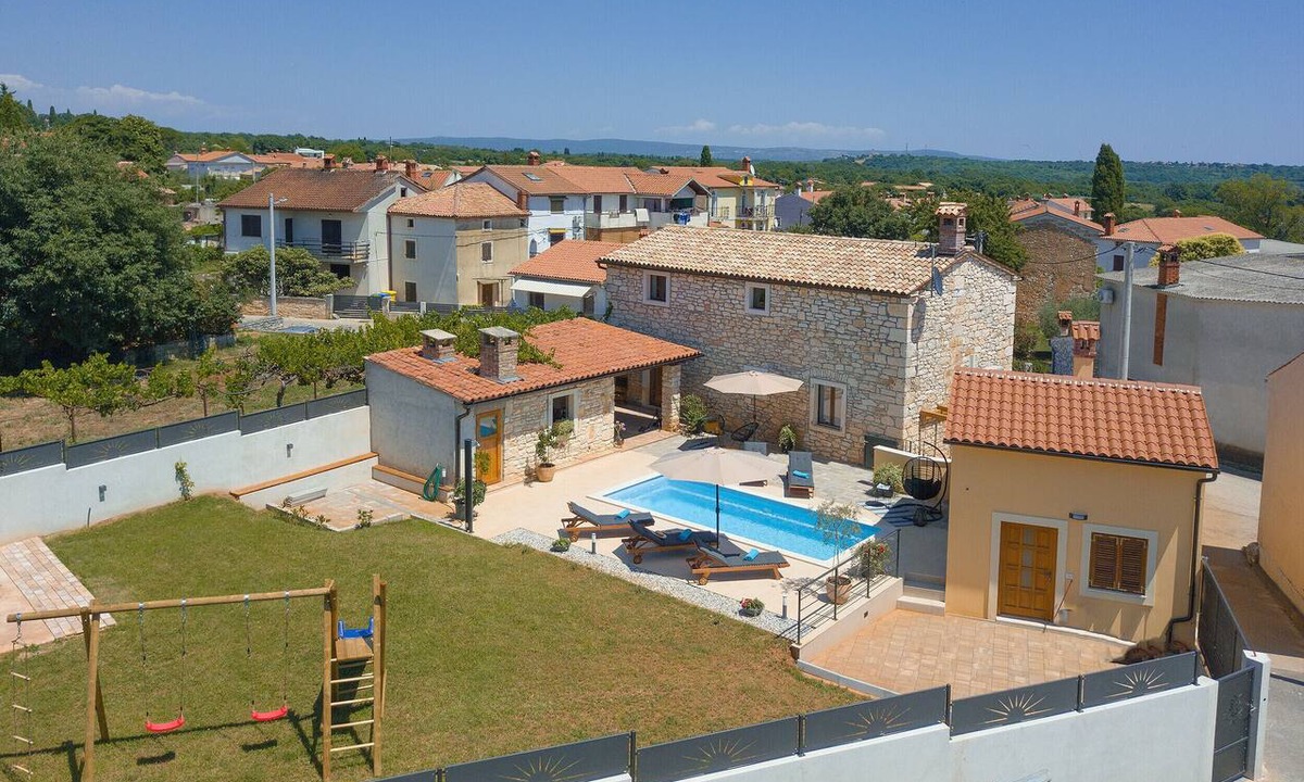 Marcana Villa | Villa Tonin for 6 people near Pula with jacuzzi & children playground