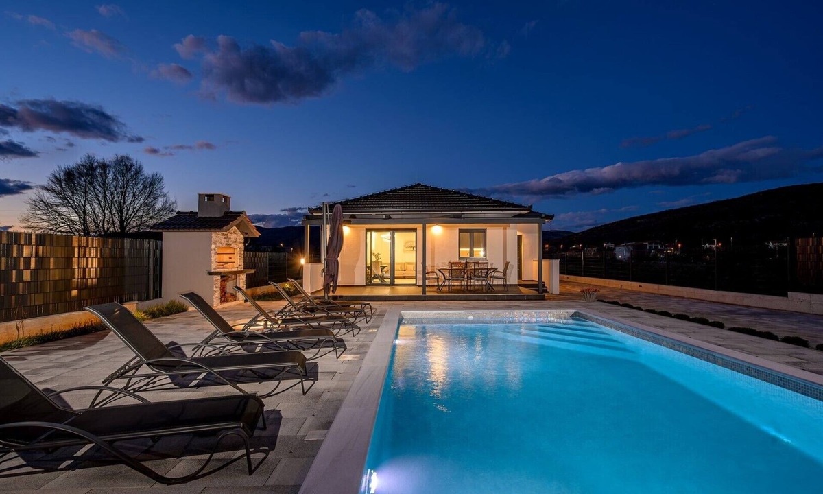 Dicmo Villa | Villa Tranquilla - Peaceful Escape with Heated Pool