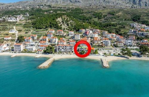 Podstrana Bed & Breakfast | Villa Valamare -First Row to the Sea Restaurant - Family Atmosphere