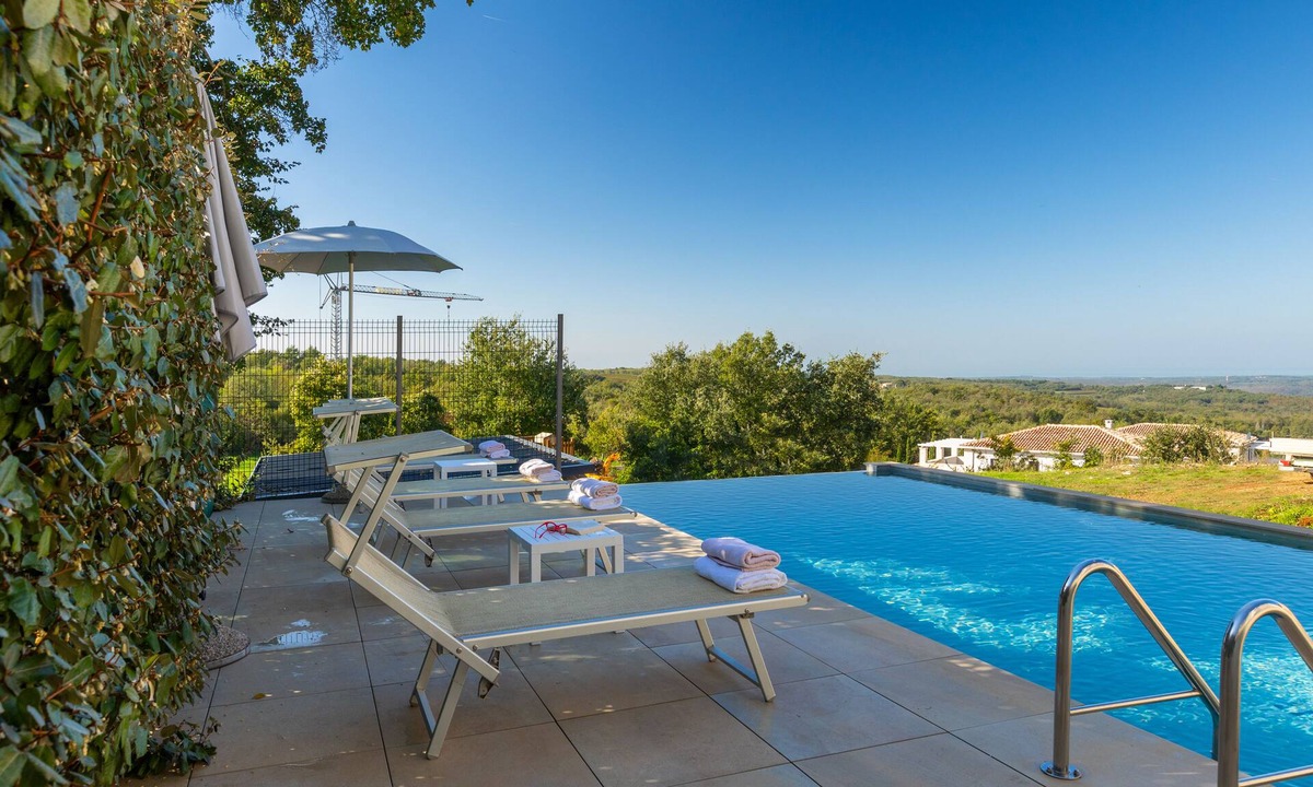 Vizinada Villa | Villa with an infinity pool and beautiful panoramic sea