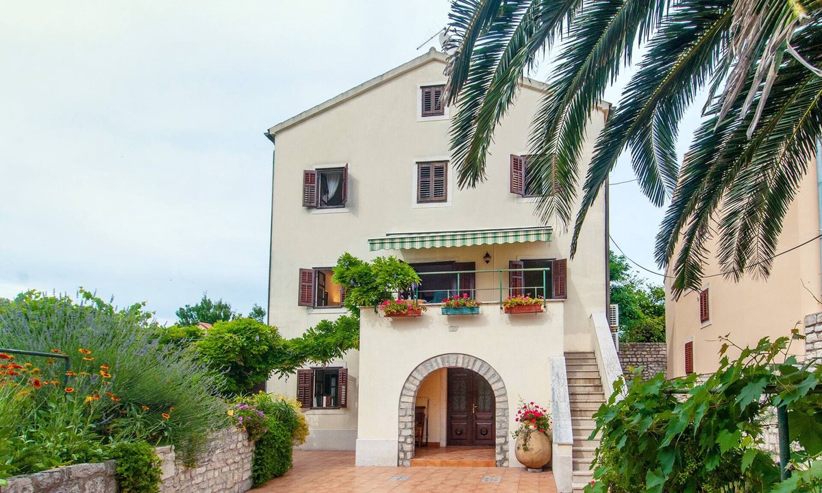 Mali Losinj House | Visit our lovely three storey family house surrounded by spacious garden