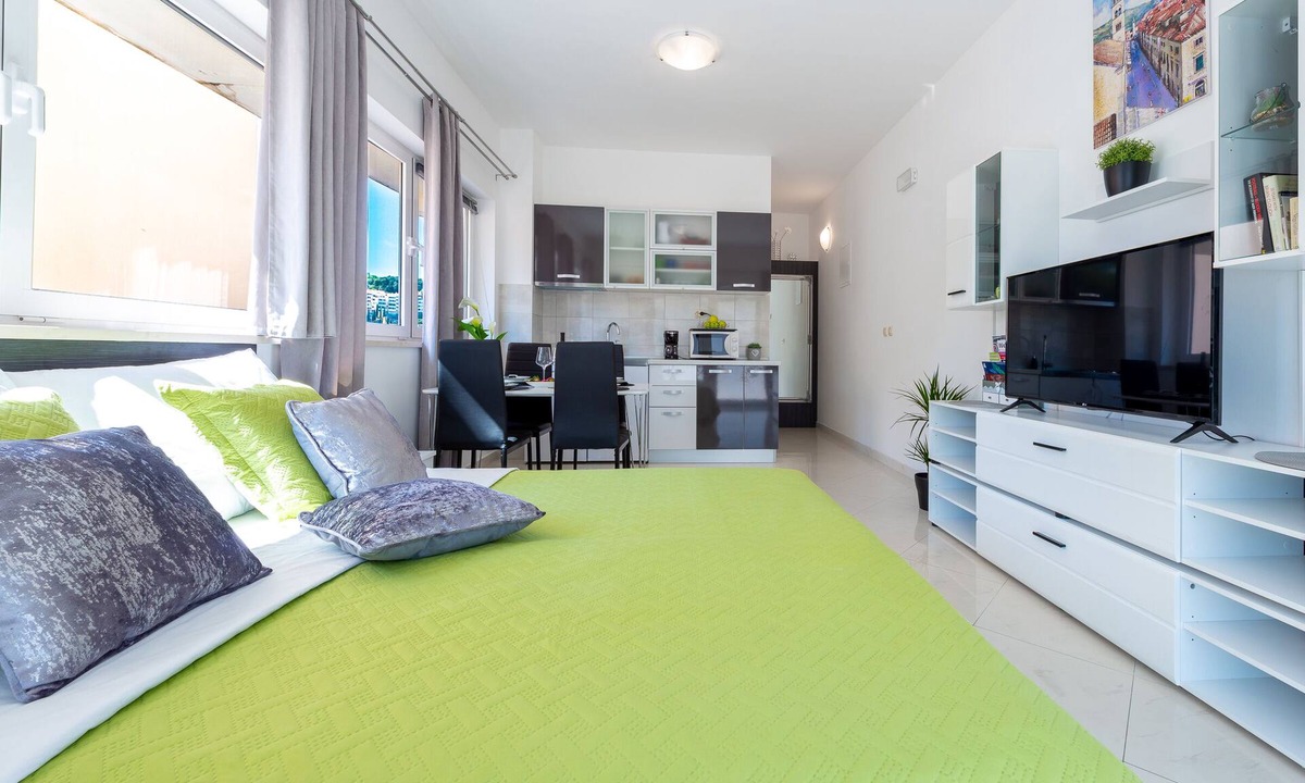Montovjerna Apartment | Well-equipped Modern studio apartment for couples/Parking space available
