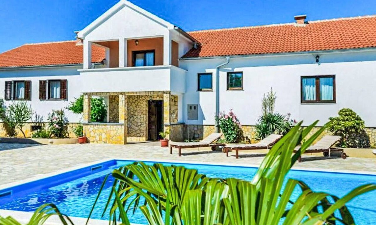 Benkovac House | Wonderful private villa with private pool, A/C, WIFI, TV, terrace, pets allowed and panoramic view