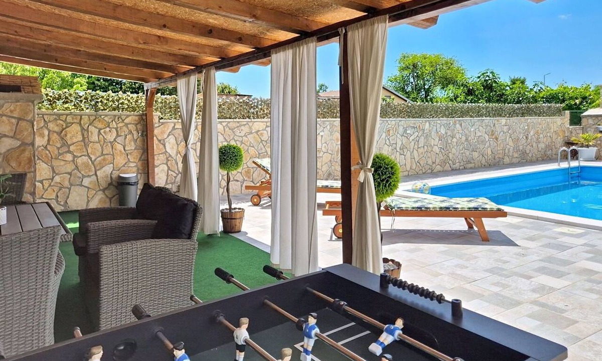 Benkovac House | Wonderful private villa for 5 people with private pool, internet, A/C, TV, patio and pets allowed