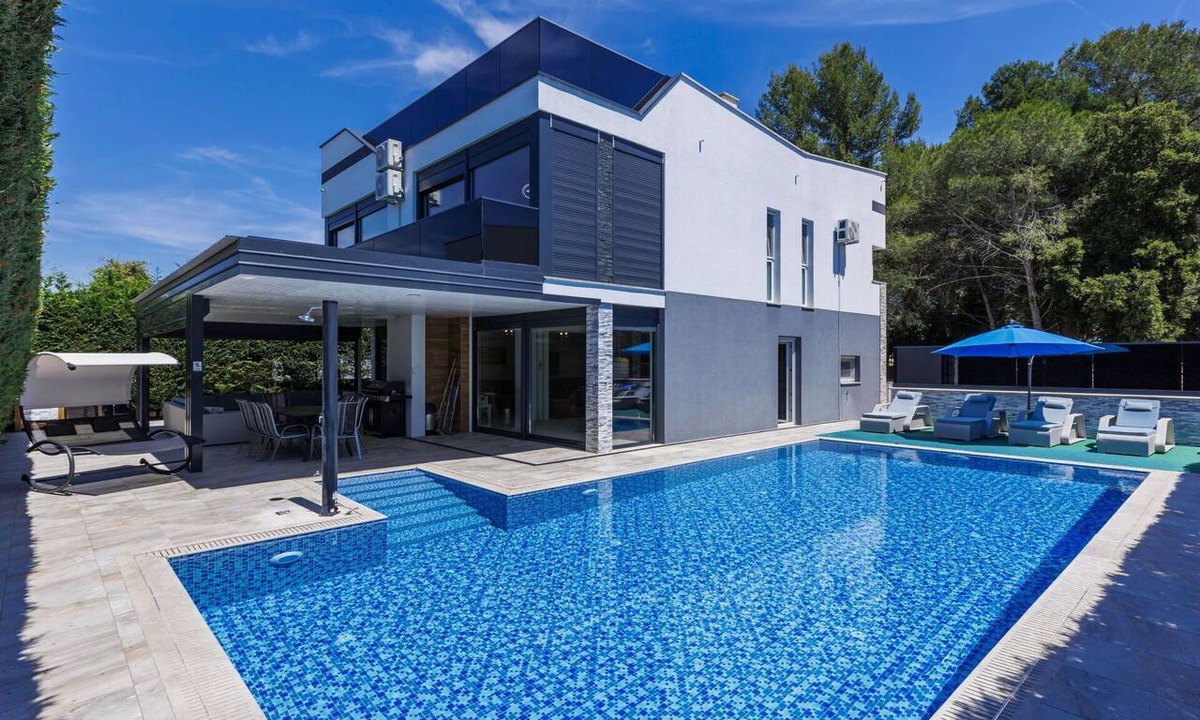 Valbandon Villa | Wonderful private villa with A/C, WIFI, hot tub, private pool, TV, terrace and pets allowed