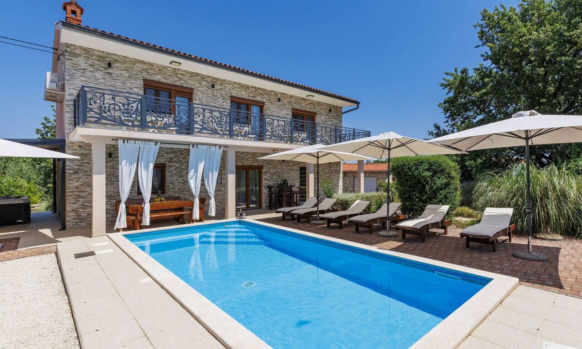 Pinezici House | Wonderful private villa with A/C, private pool, WIFI, hot tub, TV, terrace and pets allowed