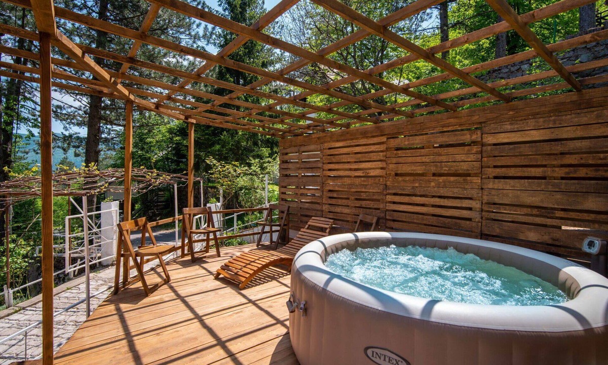 Lic House | Wonderful private villa for 6 guests with hot tub, WIFI, private pool, TV, terrace and pets allo.