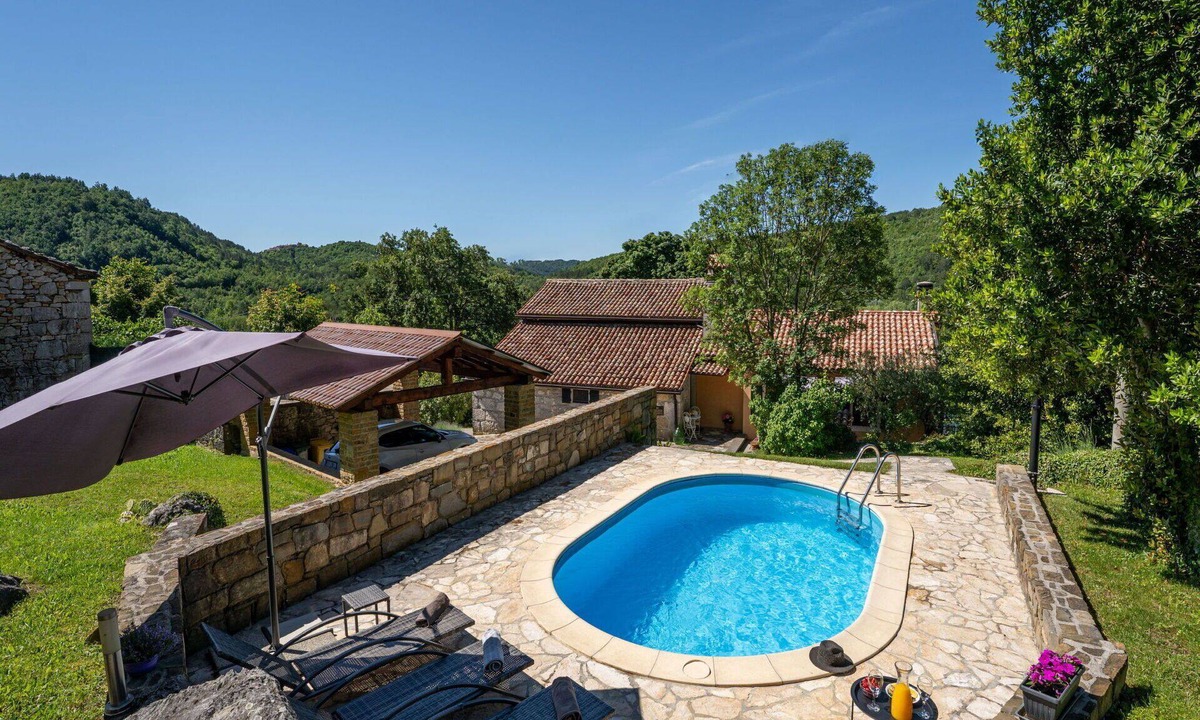 Grabri House | Wonderful villa for 7 guests with WIFI, A/C, private pool, hot tub, TV and pets allowed