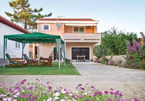 2 bedroom awesome home in Privlaka