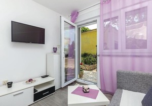 2 Bedroom Lovely Apartment In Smrika in Šmrika