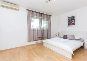2 Bedroom Lovely Apartment In Smrika in Šmrika