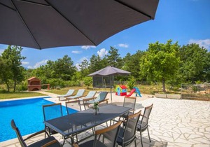 3 bedroom accommodation in Grubine