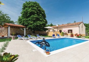 3 bedroom accommodation in Labin