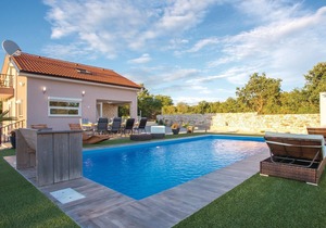 3 bedroom accommodation in Galizana