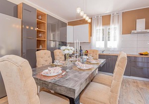 3 bedroom gorgeous home in Jadrtovac