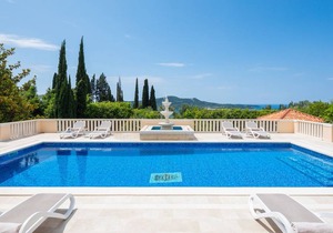 300 m² Villa ∙ 6 bedrooms ∙ 12 guests
