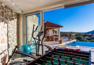 4 bedroom accommodation in Gromaca