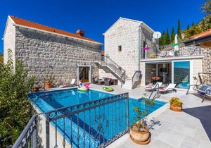 4 bedroom accommodation in Gromaca