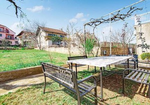 5 Bedroom Lovely Apartment In Raslina