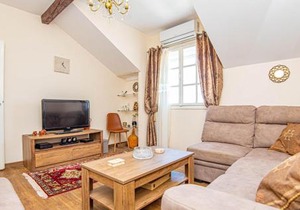 5 Bedroom Lovely Apartment In Raslina