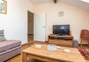 5 Bedroom Lovely Apartment In Raslina