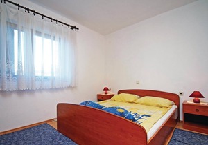 A spacious vacation apartment near the beach and with a communal barbecue.