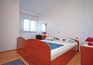 A spacious vacation apartment near the beach and with a communal barbecue.