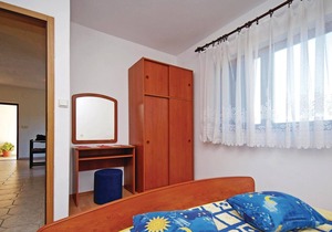 A spacious vacation apartment near the beach and with a communal barbecue.