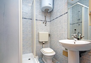 A spacious vacation apartment near the beach and with a communal barbecue.