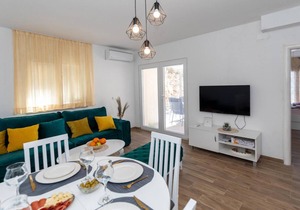 Amazing apartment in Komarna with WiFi in Komarna