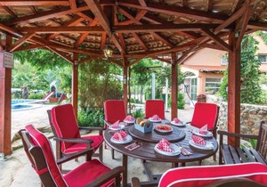 Amazing Home In Zmijavci