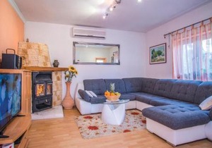 Amazing Home In Zmijavci