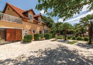 Amazing Home In Zmijavci