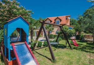 Amazing Home In Zmijavci