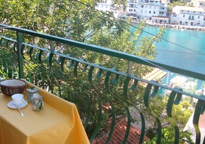 Apartment Bob - 10m from the sea A4-Lorena 9(5) - Stomorska, Island Solta, Croatia