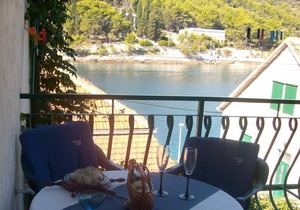 Apartment Bob - 10m from the sea A2-Lorena 7(5) - Stomorska, Island Solta, Croatia