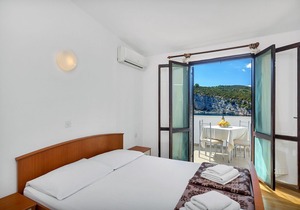 Apartment Igor - 5 m from beach: SA5(2) - Cove Pokrivenik, Island Hvar, Croatia