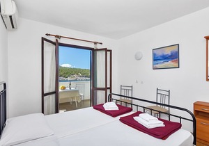 Apartment Igor - 5 m from beach: SA3(2) - Cove Pokrivenik, Island Hvar, Croatia