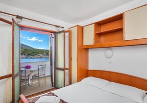 Apartment Igor - 5 m from beach: B(2+2) - Cove Pokrivenik, Island Hvar, Croatia