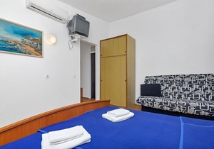 Apartment Igor - 5 m from beach: SA6(2+2) - Cove Pokrivenik, Island Hvar, Croatia