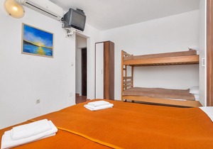 Apartment Igor - 5 m from beach: SA2(4) - Cove Pokrivenik, Island Hvar, Croatia