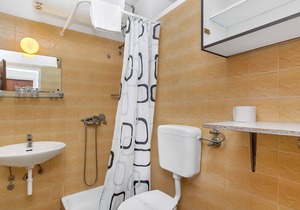 Apartment Igor - 5 m from beach: A(6+2) - Cove Pokrivenik, Island Hvar, Croatia