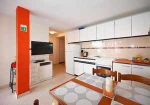 Apartment Mihovilovic - 50 m from beach: A1(4) - Slatine, Island Ciovo, Croatia